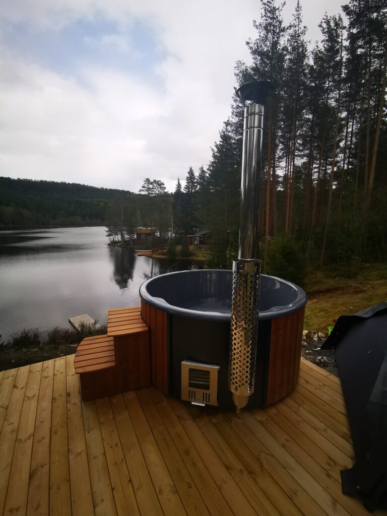 badstue utendørs og badstutønne
